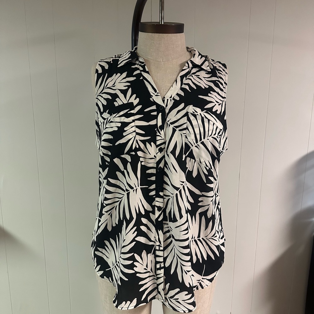Torrid Black and White Leaf Print Sleeveless Top - Size 3